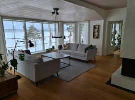 Modern villa, exclusive location with beach by Siljan, Hotel in Leksand