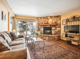 Cozy 1BR condo in Breckenridge with hot tub and wooded views Atrium 005!
