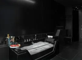 Love Swing & Jacuzzi Apartment by Lion Apartments