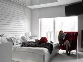 Love Swing & Jacuzzi Apartment by Lion Apartments