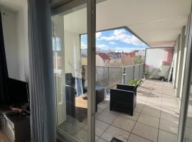 Lumière Parisienne Spacious 2BR Apartment with Terrace Free Parking Near Metro Line 13, hotel i Malakoff