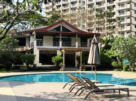 Modern 2BR Condo in Acacia Estate, Quiet & Green、マニラのホテル