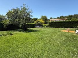 Villa au calme avec piscine、Pujaudranのホテル