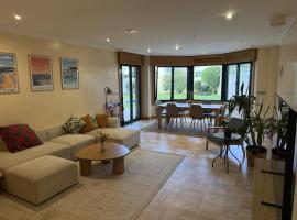 House with pool in downtown Sabarís - Casa Capisco, Hotel in Baiona