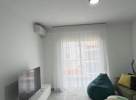 Modern & Bright Apartment with Everything You Need, Hotel in Cërrik