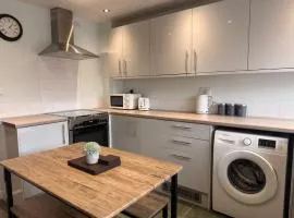 Ajax House - 2-Bed, Sleeps 5, Parking, WiFi, Contractors