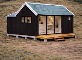 Arctic Cabin Hideaway with Fjord View, Hotel in Norðskáli