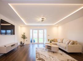 LUXURIOUS 5 Bed House - Close to Windsor Castle! FREE Parking & WIFI, מלון בווינדזור