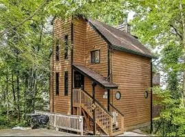 Breathtaking Mtn Views, Hot Tub, Sauna, Pool, close to Downtown!