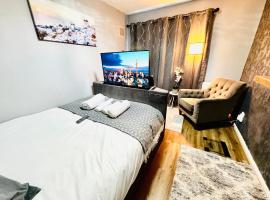 Luxury 2-Bed Apartment,Office with Built-In TV King Bed, Private Entrance and free Parking, Hotel in Manchester