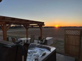 Prairieview Cottage Retreat - Hot Tub Sunsets, hotel a Sullivan