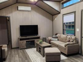 Prairieview Cabin - with Hot Tub, hotel a Sullivan