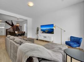 Massive 8 Bed Luxury Estate with 65 inch TV and Free Parking, hotel en Kitchener