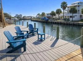 Waterfront Home, Short Walk to Beach, Deck/Balcony