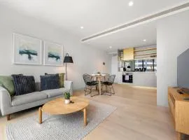 Super Central & Modern 2BR with Pool, Sauna, Gym