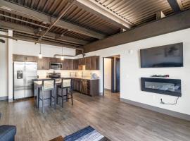 301 - Downtown Condo 1 Bedroom View of City With Fireplace, hotel i Kalamazoo