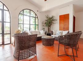 Casa Villana - 5 minutes from Six Flags!, готель у місті Оастепек
