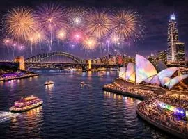 Luxury Harbour Home Steps to Harbour Bridge & CBD