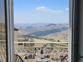 Modern Hillside Retreat with Panoramic Views, hotel a Mussomeli