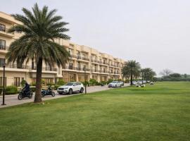 Onyx Suite Luxury Apartment # Lift # Garden # Ac rooms # Private Parking # Near Prem Mandir # Located Inside- Omaxe Eternity Vrindavan #، فندق في فريندافان