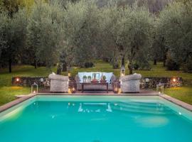 Camaiore में, होटल Villa in Camaiore with Pool & Tuscan Views