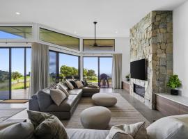 Scenic House with Private Yard & BBQ Area, hotel in Springbrook