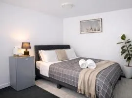 Guesthouse with Separate Entrance Ensuite and Parking Massey