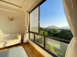 Serene Hill view 1BHK I Pool & Gym I Udaipur, hotel v destinaci Udajpur