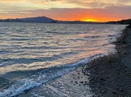 Modern 2 BR 2BA Biz Friendly Duplex with Fast Wi-Fi and Workspaces