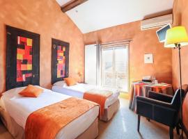 Logis hotels Les Glycines, ξενοδοχείο με πάρκινγκ σε Melle