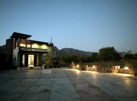 The Nivaas at Berhins - luxury farm with pool, отель в городе Аджмер
