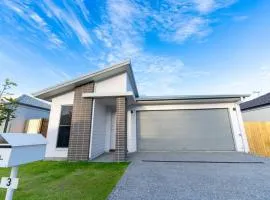 4BR Modern Park Ridge House - Perfect for Families Holiday Home