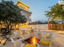 StayVista at Tirtham Ivory Home with Jacuzzi, hotel a Kangra