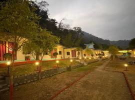 Mohan Chatti에 위치한 호텔 Serene Vistas Riverside Resort