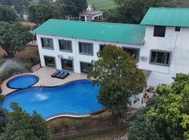 Wonderwood Corbett Resort -1min walk to River with Deep Jungle Trail, Hotel in Rāmnagar