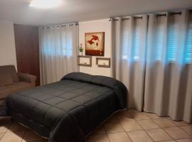 Hedoné apartment، فندق في Schisò