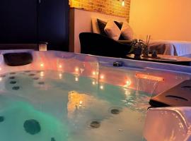 chambre romantique avec spa privatif, Hotel in Ferrière-la-Grande