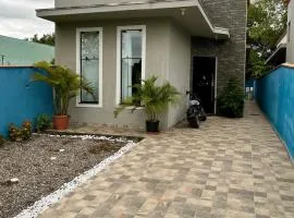 Casa da Cle, 2 quartos, ar condicionado, 600m da praia