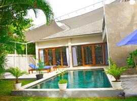 2 Bedroom Villa with Pool & Close to Setangi Beach, hotel u gradu Mangsit