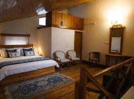 Alpine Chalet: Nainital şehrinde bir otel
