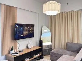 Modern Chic 1 Bedroom with Balcony