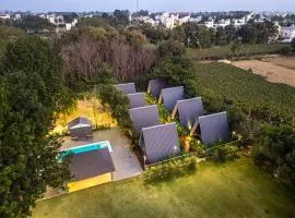 Alaya stays Inara Retreat 1-Cottage with a Mezzanine Loft, Shared Pool, and Garden