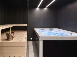 Design home with sauna and spa in central Helsinki، فندق في هلسنكي