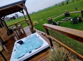 Tiny housse serenity avec jacuzzi et piscine, hotel u gradu Tinlot