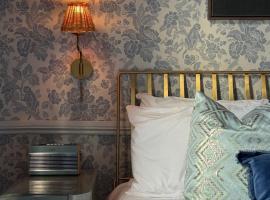 NEW - Periwinkle Townhouse - 3-min walk from Bath Spa Station, хотел в Бат