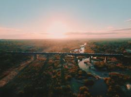 Kruger Shalati - Train on The Bridge & Garden Suites, хотел с басейни в Скукуза