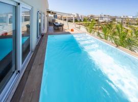 Designer Luxury Penthouse with Private Pool & BBQ, Hotel in Żurrieq