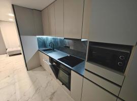 New Modern Apartment close to City Center, hotel i Crăsnăşeni