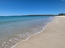 Relaxed Coastal Home in Vincentia, Hotel in Vincentia