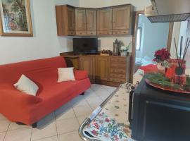 Accogliente nido di Silvia nel cuore di Caderzone Terme, hotel a Caderzone Terme